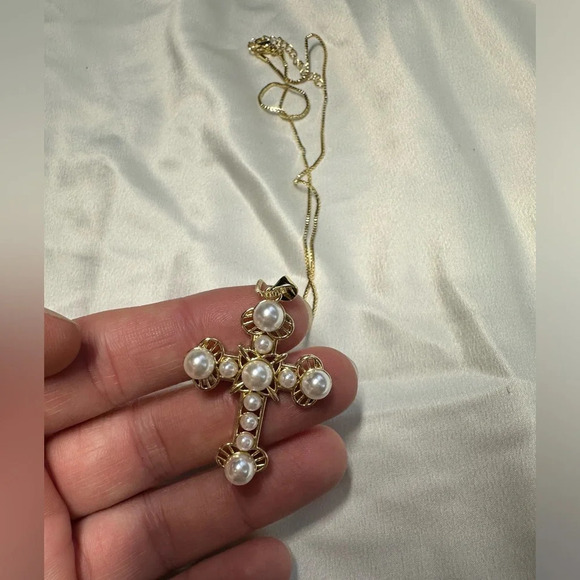 Eva Pearl Cross Gold Necklace - Picture 5 of 6